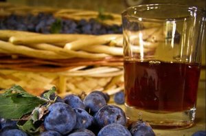 Полезные свойства сливового вина